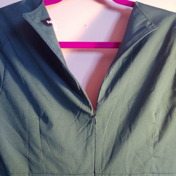 Beautiful Green Flowy Dress - Picture 3 of 4